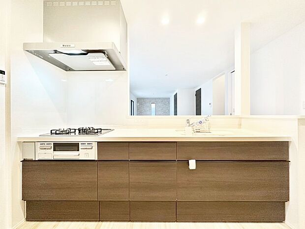 リビングで遊ぶお子様を見守りながらお料理ができる対面キッチン