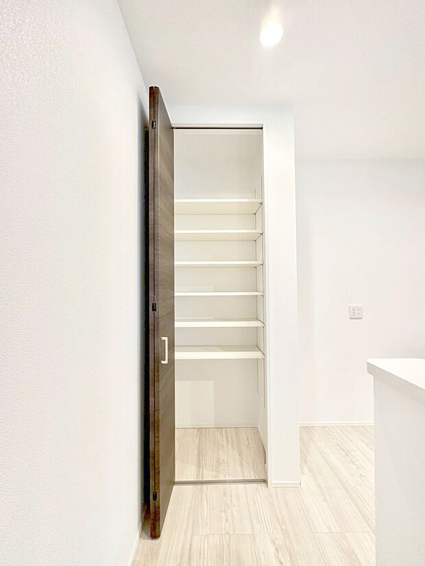 キッチンにはパントリー!食材のストックはもちろん、日用品の収納など使い方はいろいろ!