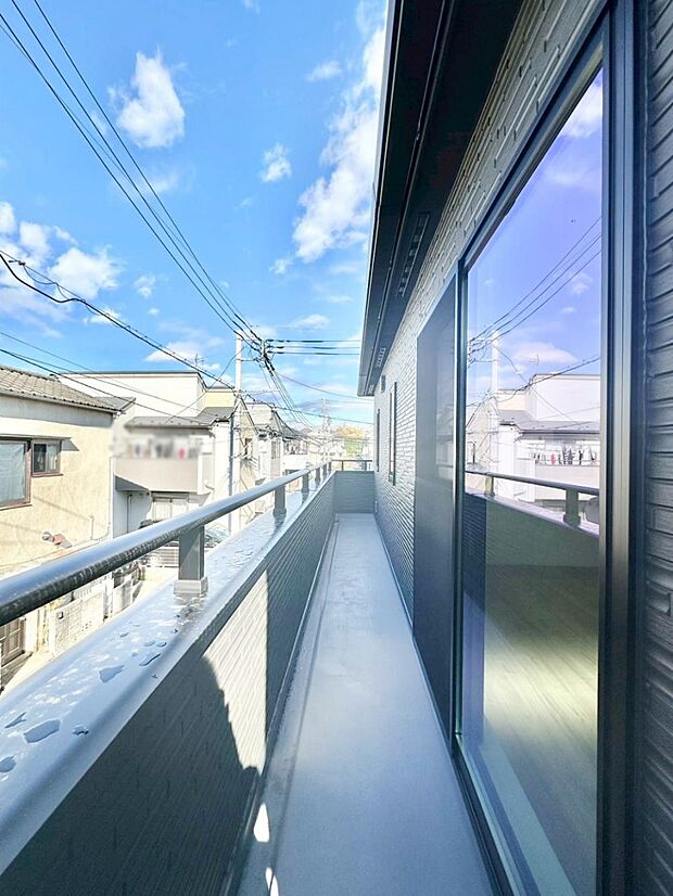 暖かな陽光が降り注ぐバルコニーはお洗濯におすすめ。爽やかな風も心地よいです。 