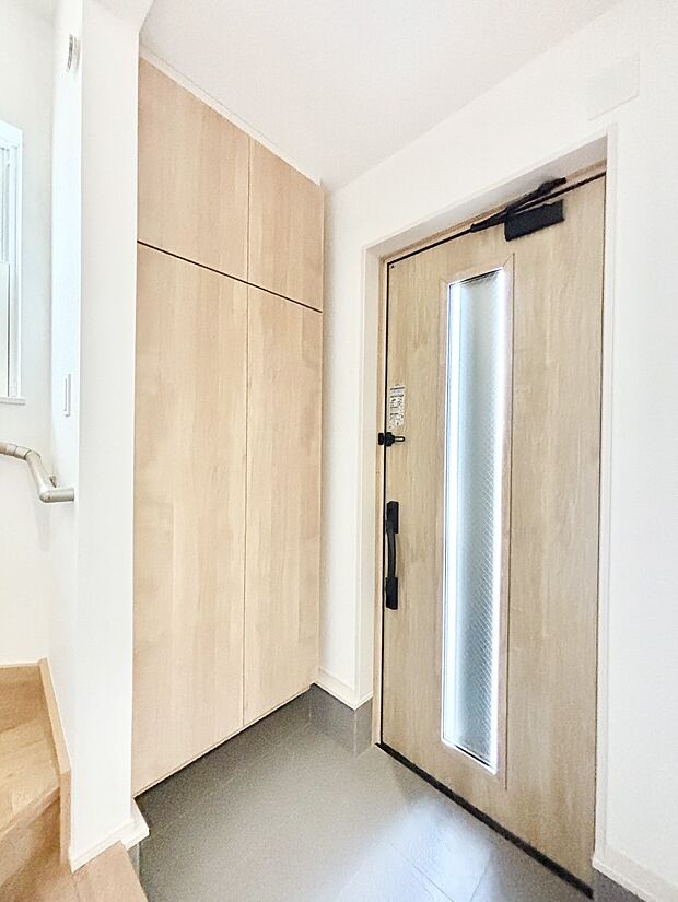 玄関ドアにスリッドラインが入っているので光の演出をしてくれます！ 