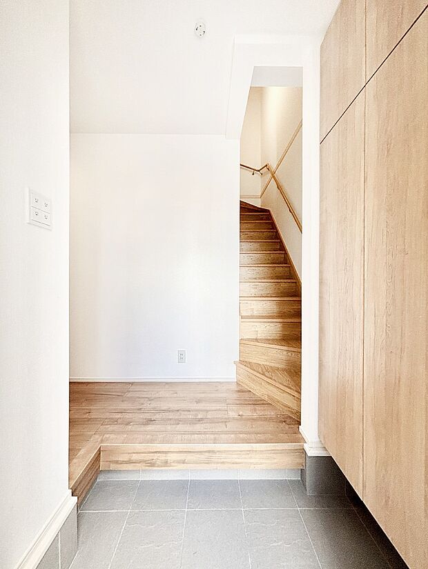 ご家族やお客様を気持ちよくお出迎えできる穏やかな雰囲気の玄関です。