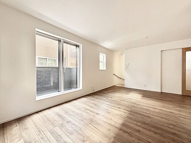 明るい陽光が注ぎ、寛ぎの雰囲気に満たされるリビングダイニング 