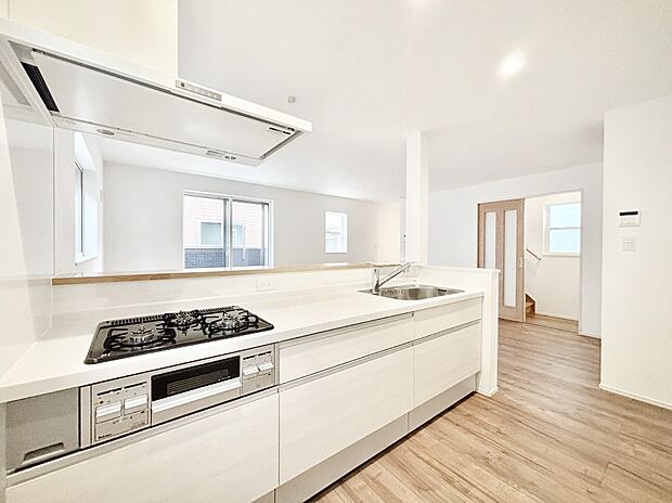 カウンター越しに楽しいおしゃべり。いつものお料理がもっと美味しくなりそうですね。 