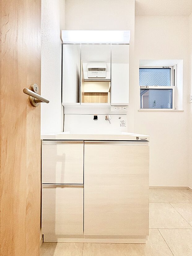 スタイリングに便利な三面鏡、ミラーキャビネットで細かい物スッキリ