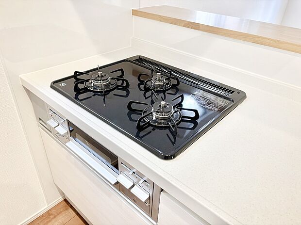 ガスコンロはＳｉセンサー搭載。火力調節や焦げ付き・消し忘れも防いでくれます。