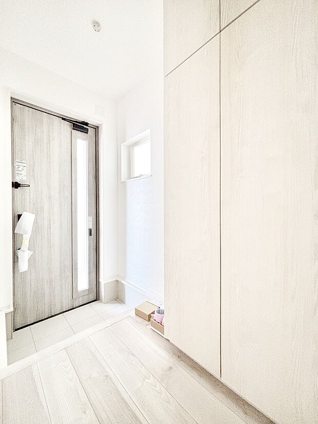 天井まである玄関収納で、家族全員の靴もすっきり収納！ 