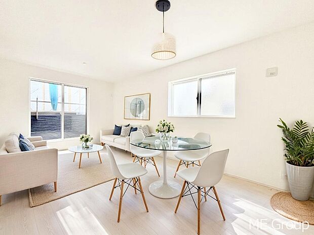 ご家族の賑やかな話し声で包まれる明るいリビング ※家具はCGです