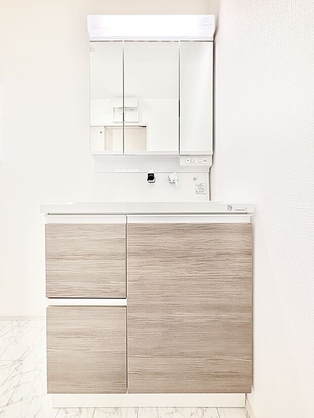 三面鏡が嬉しい洗面化粧台です。 