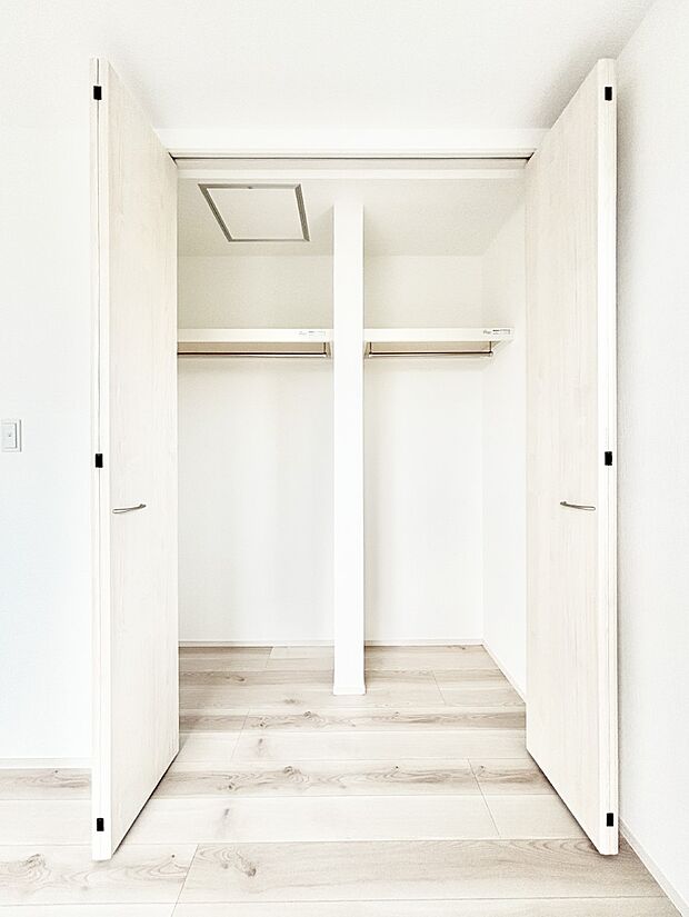 洋室のクローゼット。奥行きがあるので厚手の衣類もすっきり収まります。