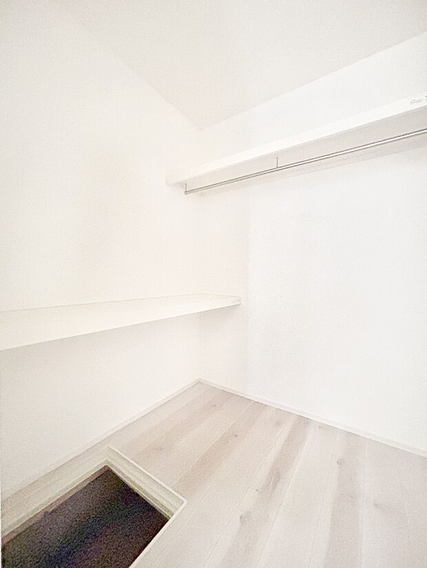 ウォークインクローゼット付きで生活空間を広く利用できます。