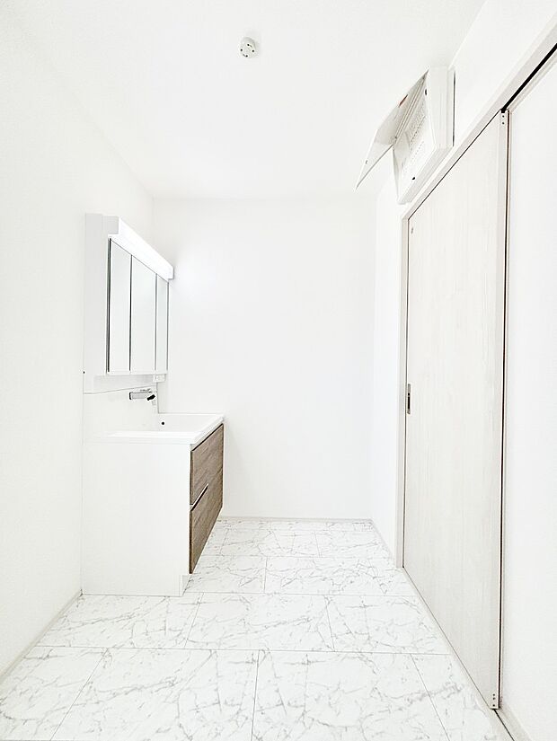 清潔感ある洗面化粧室で朝の身支度も快適