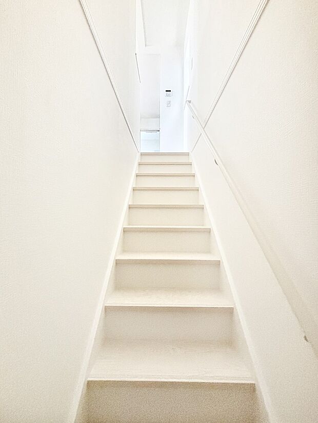 安全性を考慮し階段には手すりを設置しています