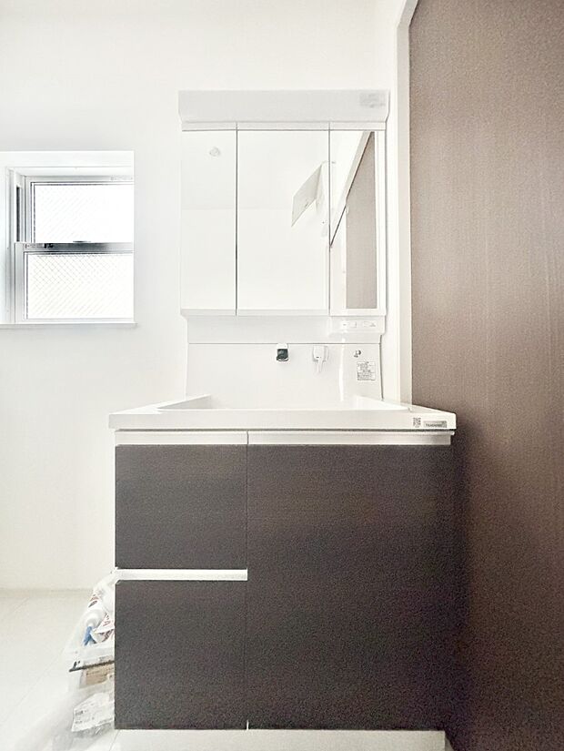 三面鏡が嬉しい洗面化粧台です。 