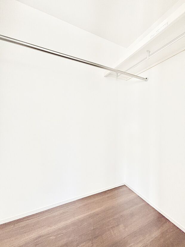 ウォークインクローゼット付きで生活空間を広く利用できます。