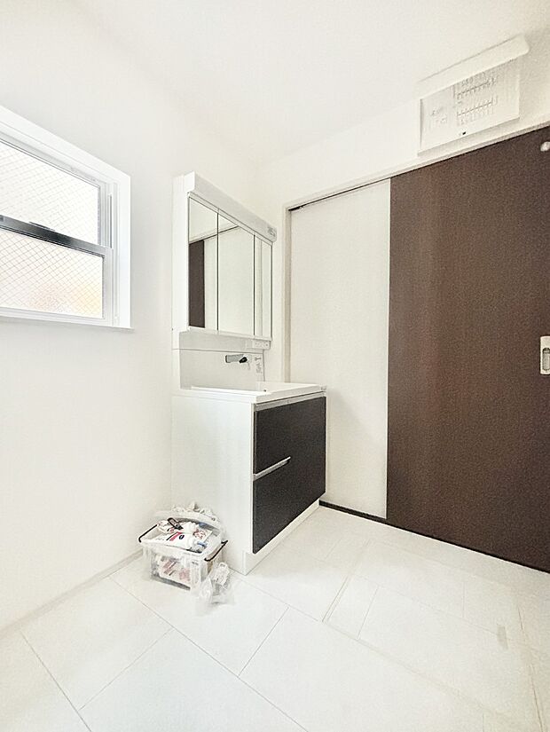 清潔感のある快適空間です。毎日の身支度も気持ち良くお使い頂けます。 