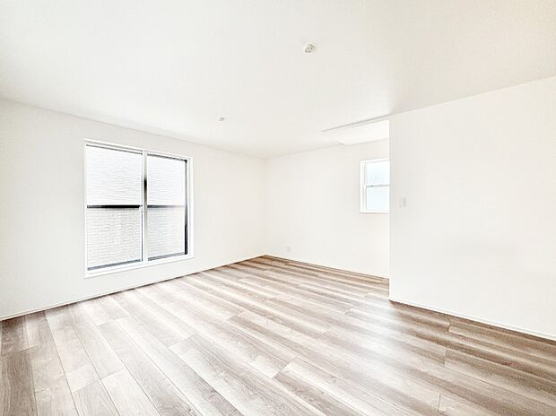 ご家族の賑やかな話し声で包まれる明るいリビング  