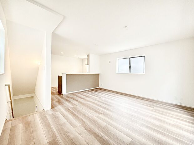 明るい陽光が注ぎ、寛ぎの雰囲気に満たされるリビング・ダイニング。 