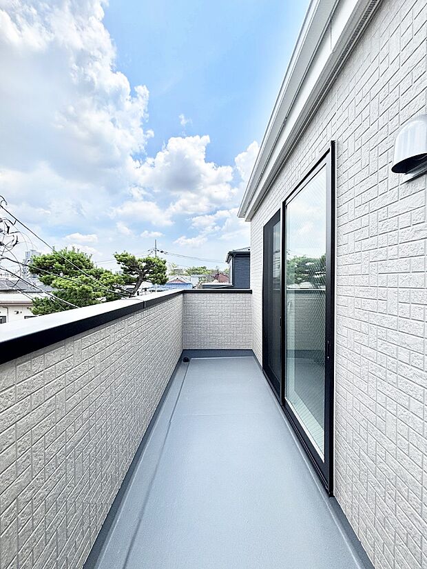 ゆったりバルコニーだから沢山お洗濯ものを干せます。  