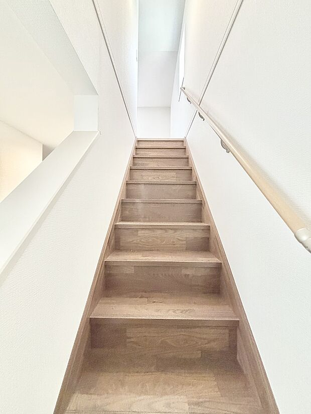 安全性を考慮し階段には手すりを設置しています