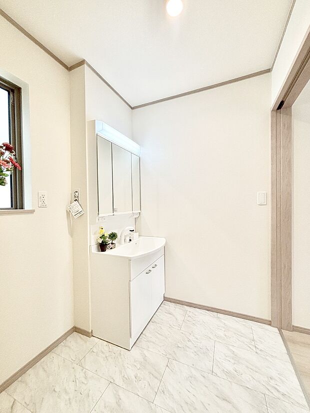 清潔感のある快適空間です。毎日の身支度も気持ち良くお使い頂けます。