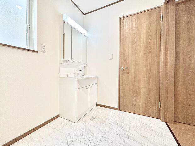 大きく見やすい三面鏡で清潔感ある洗面台は、身だしなみチェックや肌のお手入れにおすすめです。 