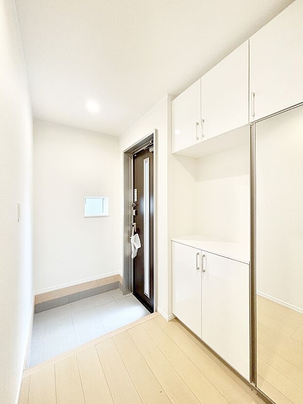 天井まである玄関収納で、家族全員の靴もすっきり収納！ 