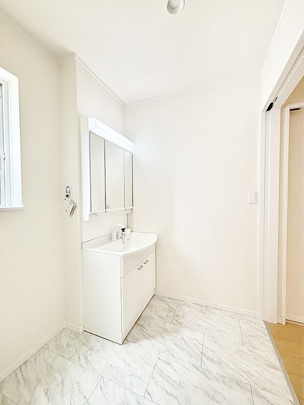 明るい洗面所は毎朝の身支度も楽しくできちゃいそうです。