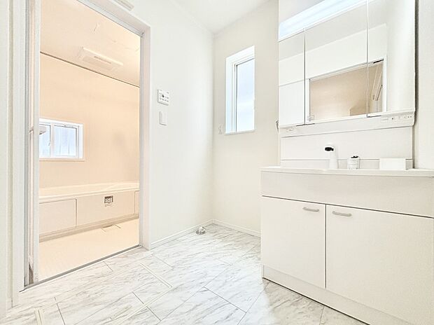 清潔感のある快適空間です。毎日の身支度も気持ち良くお使い頂けます。 