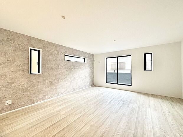 大きな窓からたっぷりの陽光と風を感じられるリビング