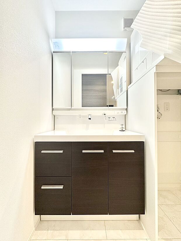 大きく見やすい三面鏡で清潔感ある洗面台は、身だしなみチェックや肌のお手入れにおすすめです。