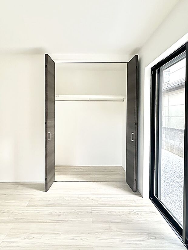 たっぷりの収納スペースで快適に暮らせそう 