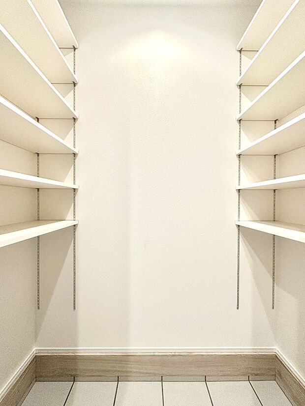 シューズインクローク付き!雨具やベビーカーも置けます。