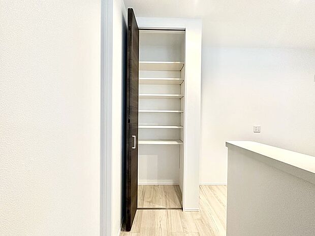 キッチンにはパントリー！食材のストックはもちろん、日用品の収納など使い方はいろいろ！