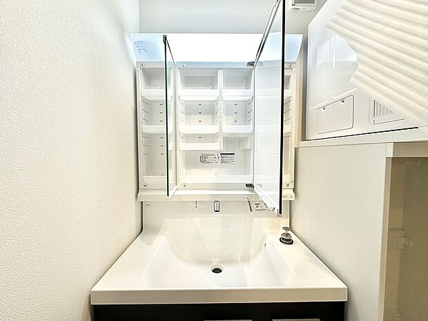 三面鏡の裏に、化粧品や衛生用品などを収納可能。洗面台をすっきりと保ちます!