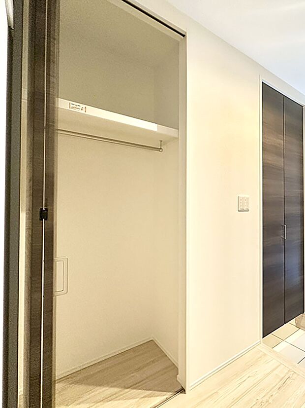 玄関ホール収納です。掃除道具やお出かけ用グッズの収納に便利です。