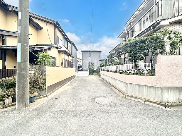 前面道路はきちんと整備されています  