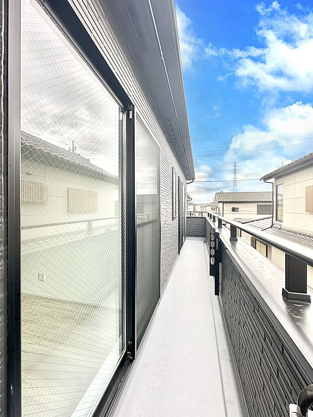 南向きのバルコニー!ご家族の洗濯物はもちろん、お布団もたっぷり干せます!