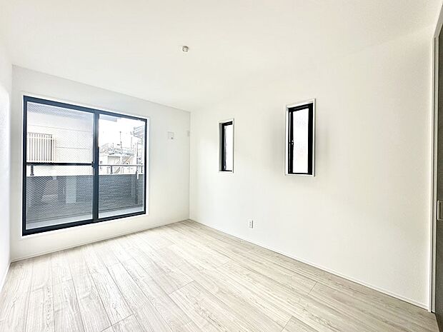 バルコニーが開放感をプラスしてくれる洋室  