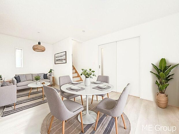 ご家族の賑やかな話し声で包まれる明るいリビング  ※家具はCGです