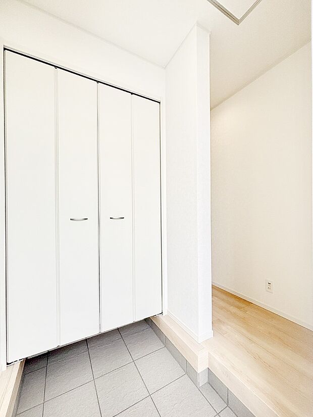 天井まである玄関収納で、家族全員の靴もすっきり収納！ 