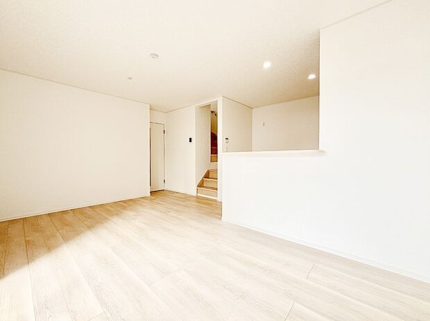 明るい陽光が注ぎ、寛ぎの雰囲気に満たされるリビング・ダイニング。 