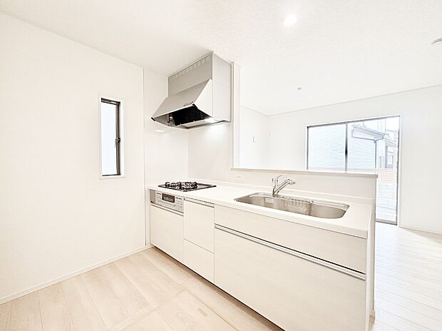 爽やかな風が通り抜けるキッチン。窓があるので明るく換気にも役立ちます。