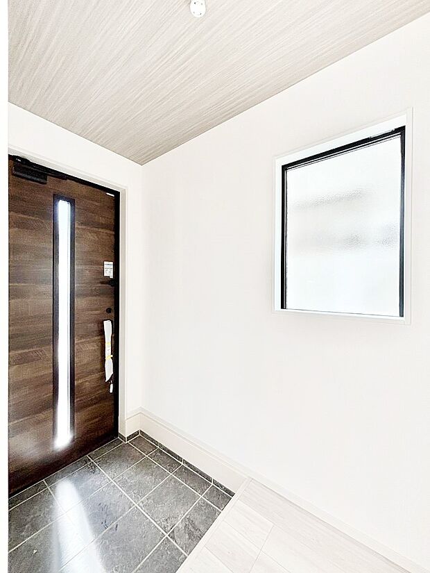 ご家族やお客様を気持ちよくお出迎え！明るい陽光が入り込む玄関。