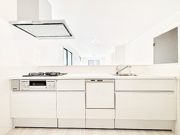 清潔感溢れるホワイトカラーを基調とした明るい対面キッチンで楽しくお料理！