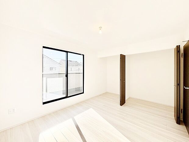 バルコニーが明るさと開放感を演出！朝スッキリと目覚められそうですね。