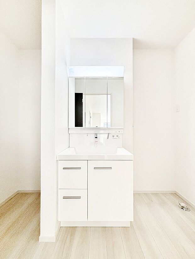 三面鏡キャビネット・シャワー付き洗面化粧台で忙しい朝の身支度もスムーズに！