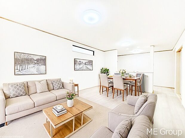 ご家族の賑やかな話し声で包まれる明るいリビング  ※家具はCGです