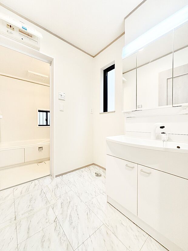 柔らかな朝の光を感じられる窓がついた洗面室