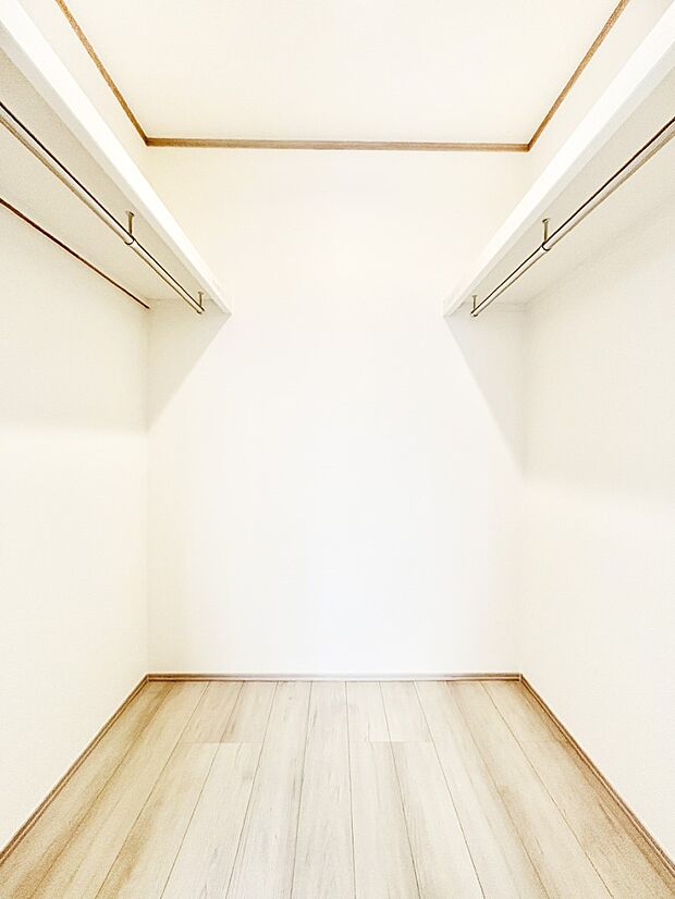 衣類をハンガーに掛けたまま収納できるWIC。衣類の整理整頓がしやすくて便利です！