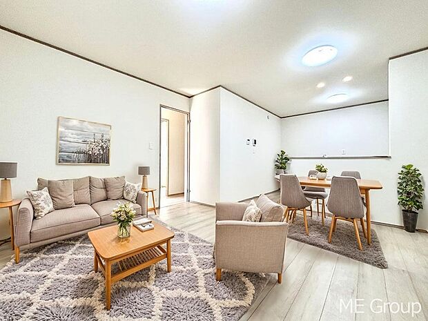 ご家族の賑やかな話し声で包まれる明るいリビング  ※家具はCGです